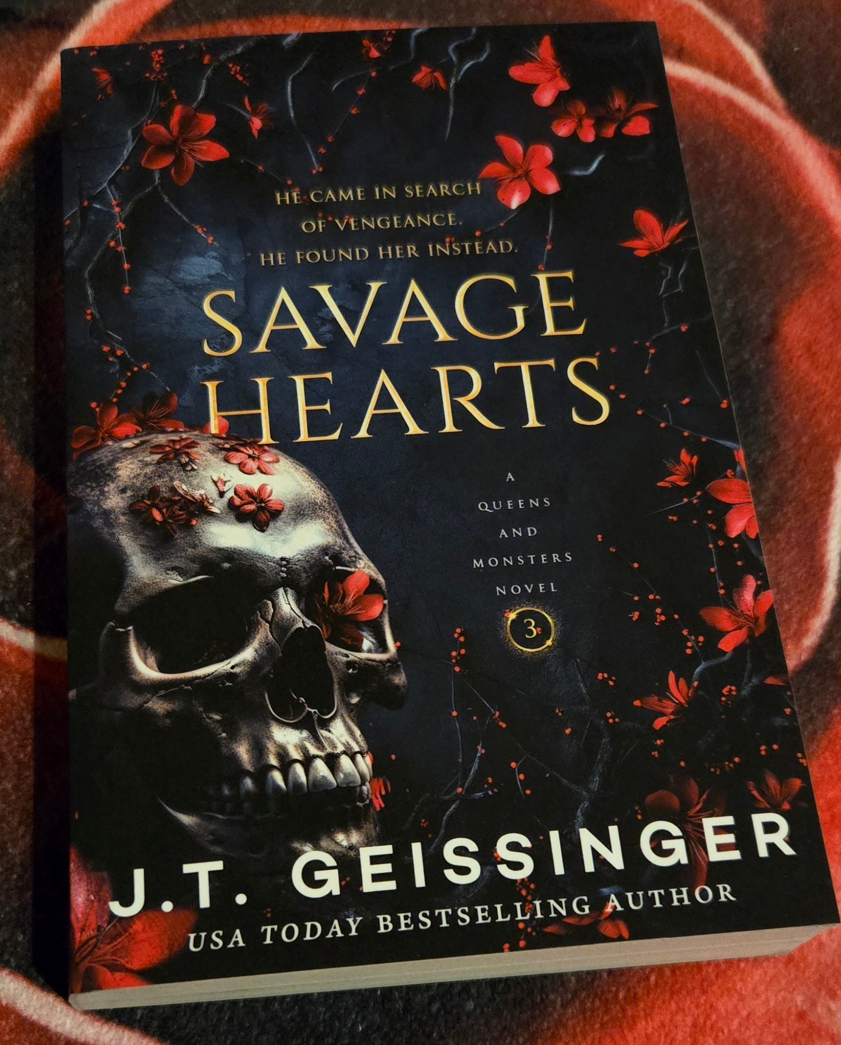 Savage Hearts (Queens And Monsters 3), by J.T. Geissinger (softback, english edition) - Book - The Dark Rose Emporium
