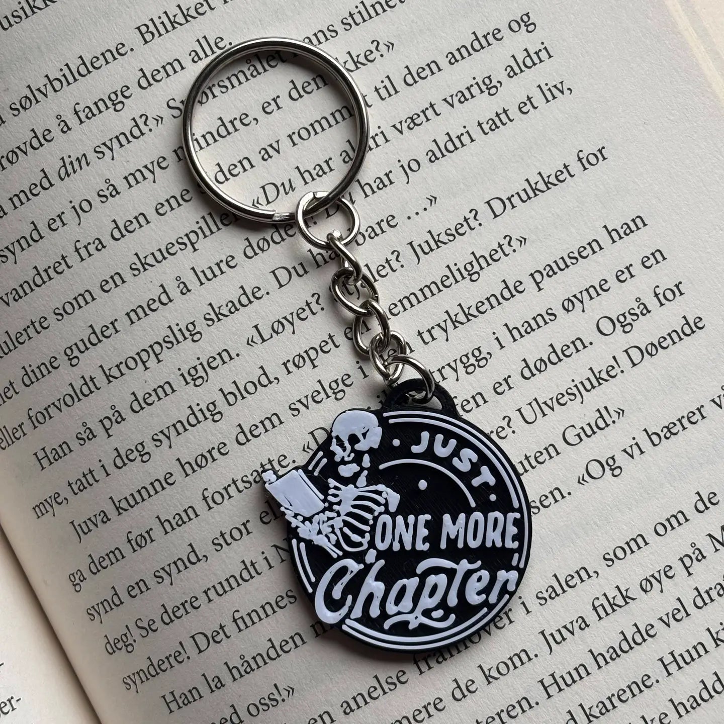 Just One More Chapter - Keyring - Keyring - The Dark Rose Emporium